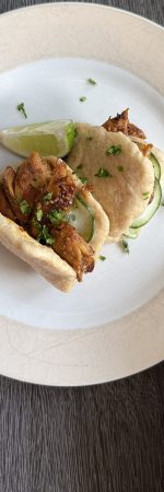 Bao Buns mit Korean Chicken und Gurken-Pickles