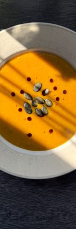 Curry-Suppe aus geröstetem Wintergemüse