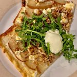 Flammkuchen mit Birne, Ziegenkäse und Walnüssen
