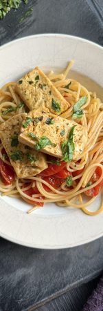 Gebackene Tofu-Steaks auf Pasta-Bett