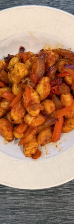 Gnocchi mit Paprika und roten Zwiebeln