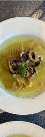 Kürbis-Pfifferling-Maultaschen in warmer Brühe