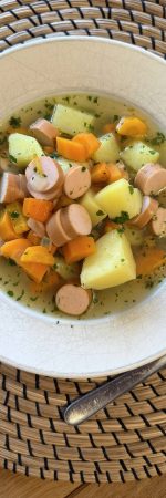 Möhreneintopf mit Kartoffeln und Würstchen