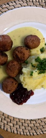 Köttbullar mit Kartoffelstampf und Preiselbeeren