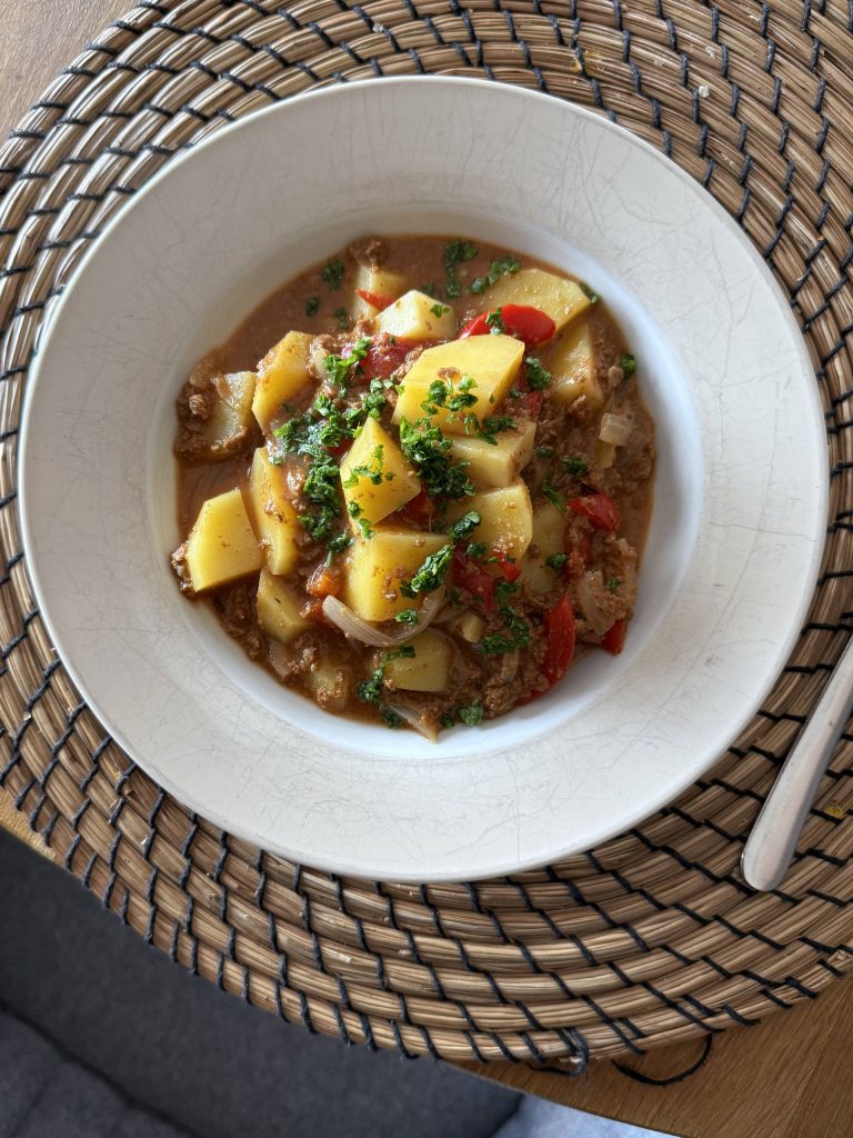 Bauerntopf mit Hack, Kartoffeln und Paprika