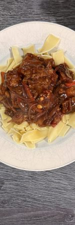 Veganes Gulasch auf Bandnudeln