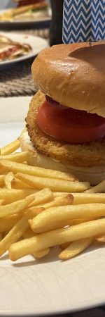 Chicken-Burger mit Pommes
