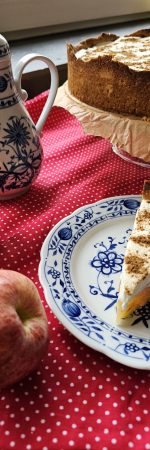 Gedeckter Apfelkuchen mit Schmandsahne